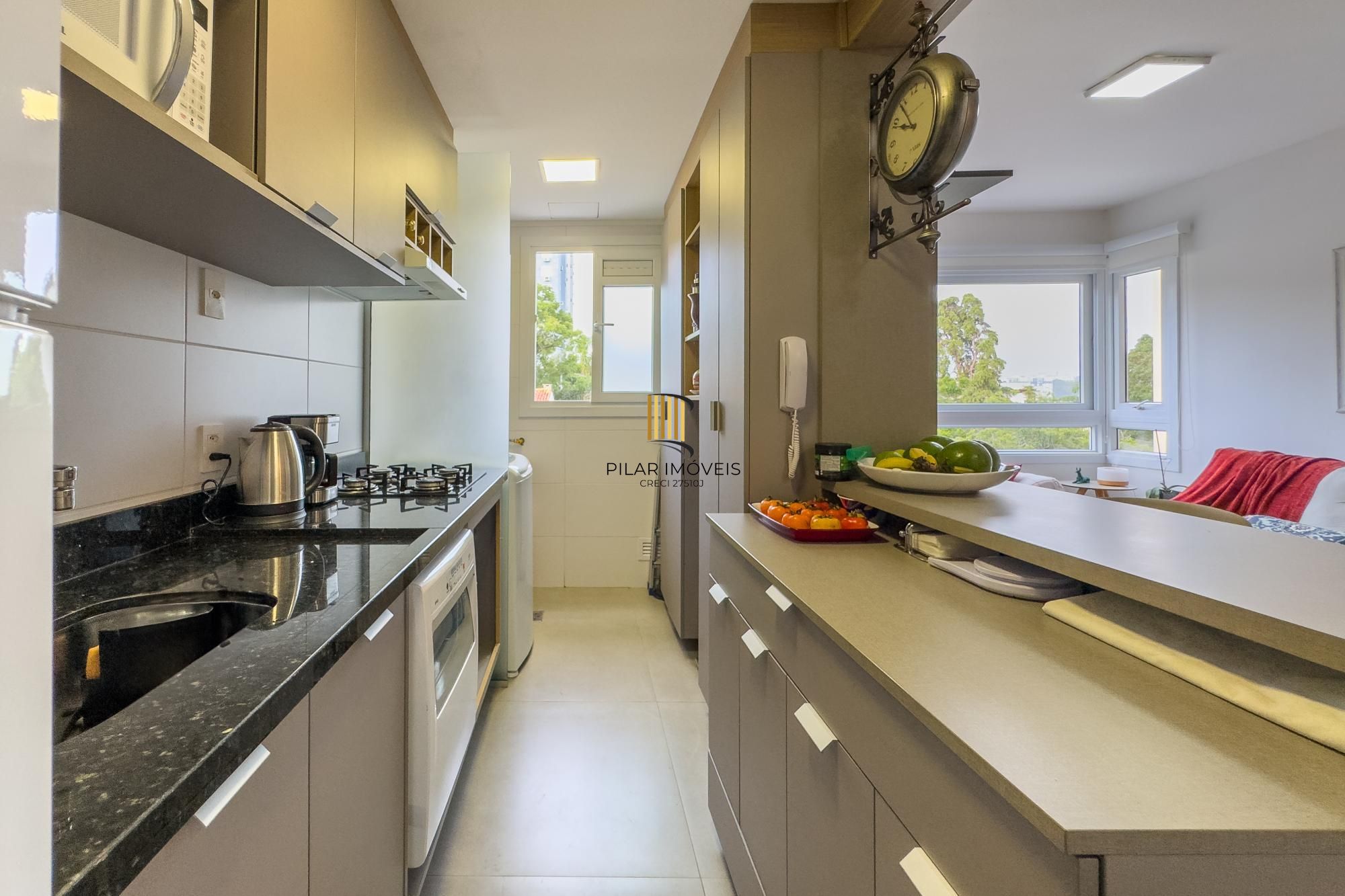 Apartamento 03 Suítes bairro Cristal, 88,97m² de área privativa, semimobiliada e 02 vagas de garagens cobertas.