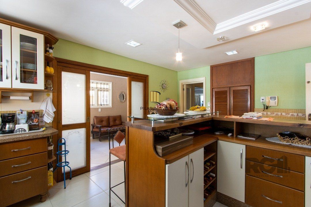 Casa com 452m² de área construída, 02 suítes, banheira de hidro, closet, 02 banheiros sociais, 03 living com 02 ambientes, 02 lareiras