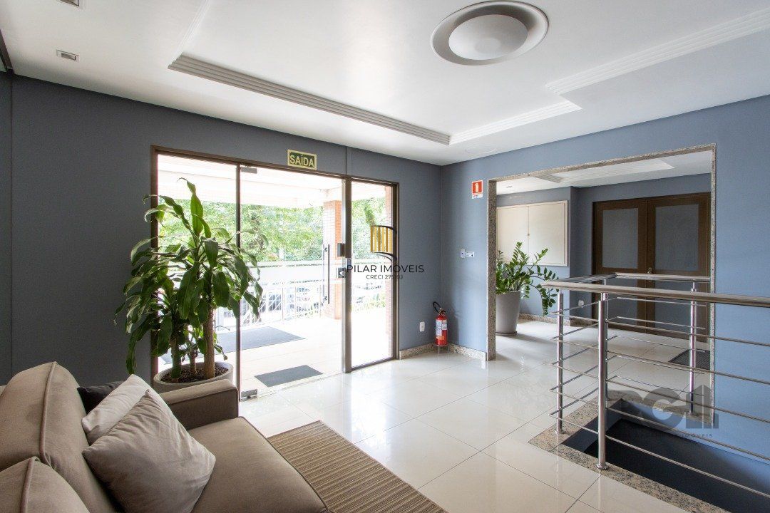 Apartamento possui 3 dormitórios, sendo 1 suíte, semi-mobiliado, com 107,27m² de área privativa, living para 2 ambientes, espaço gourmet com churrasqueira, cozinha com área de serviço; 2 vagas simples de garagem