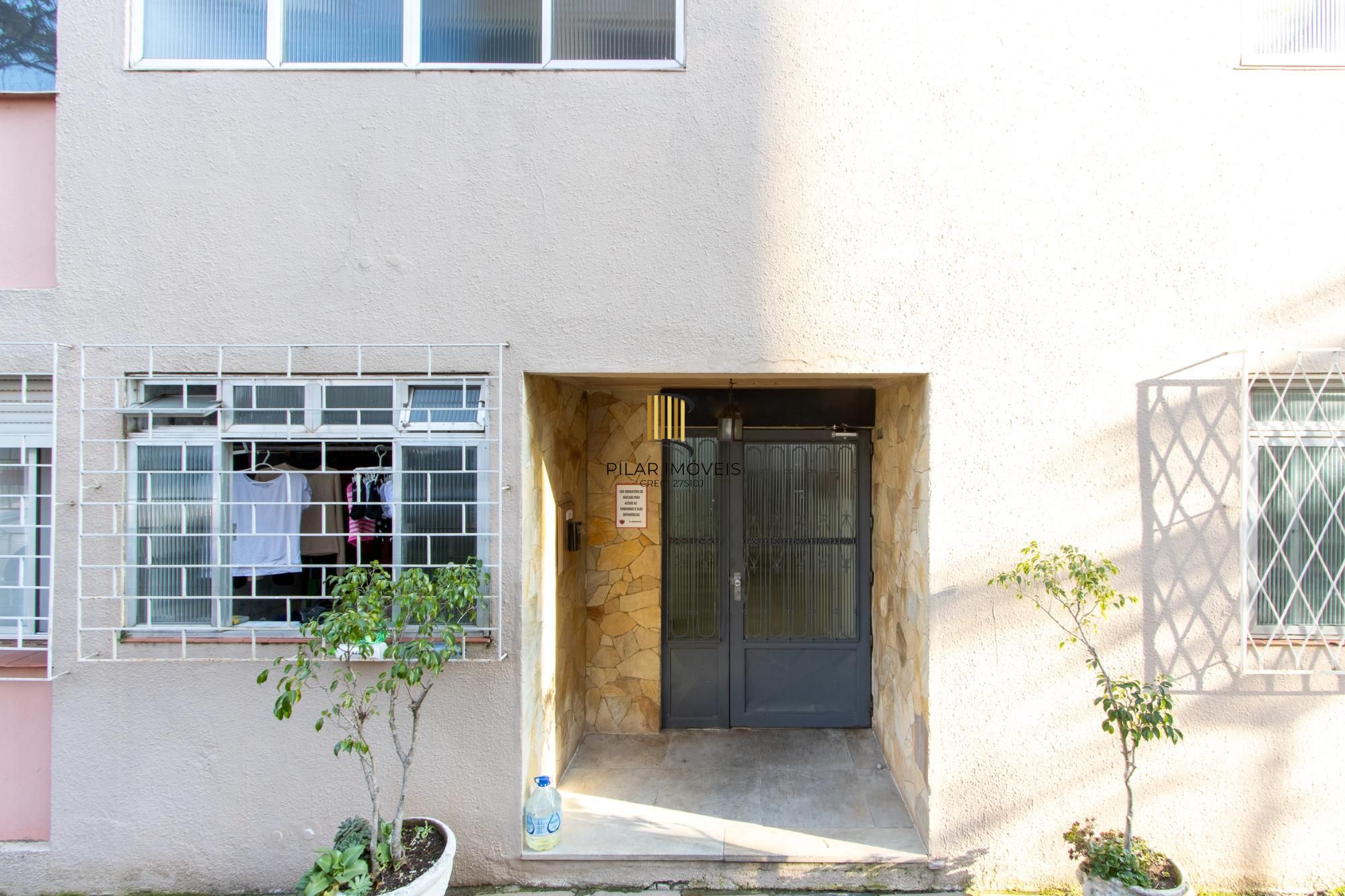 Apartamento semimobiliado à venda no bairro Cristal, 2 dormitórios, 2 banheiros, 1 vaga coberta e vista livre para o Guaíba