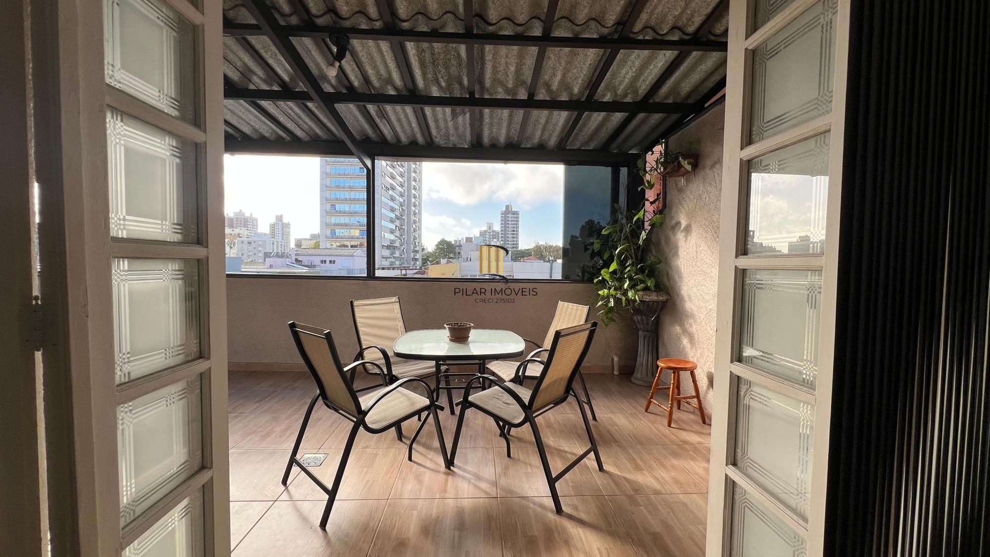 Cobertura no bairro Menino Deus com 01 dormitório sendo suíte