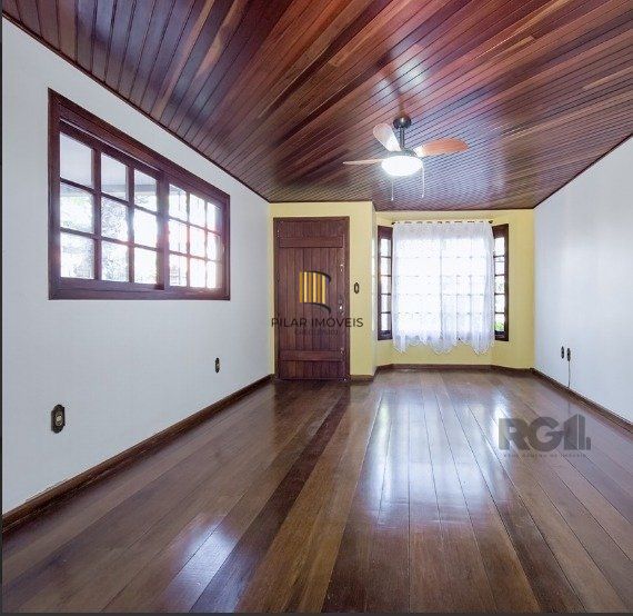Casa de 3 dormitórios com 2 vagas de garagem no bairro Jardim Isabel