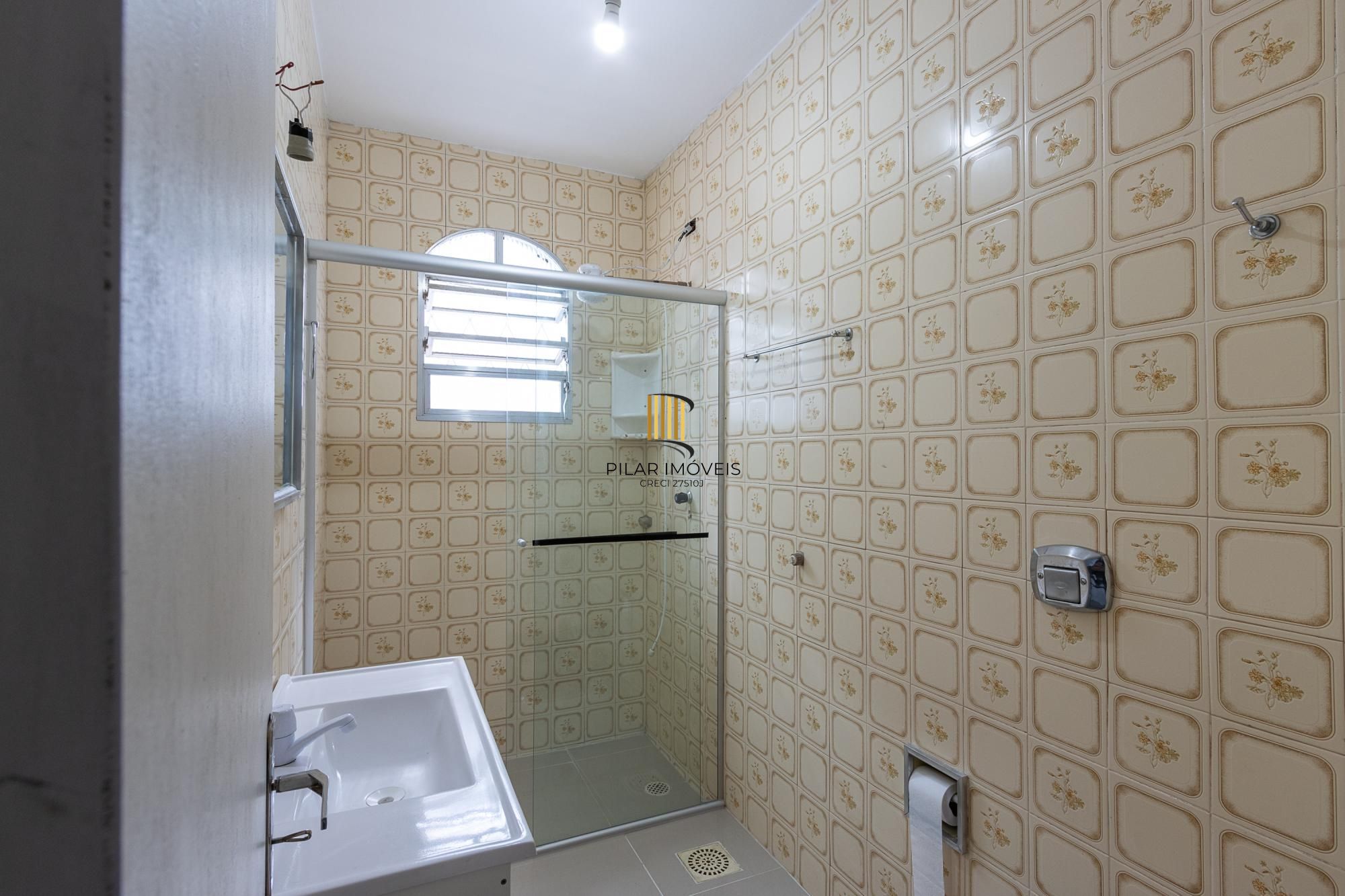 Terreno com 2 casas, 4 quartos, 1 suite - Bairro Cavalhada