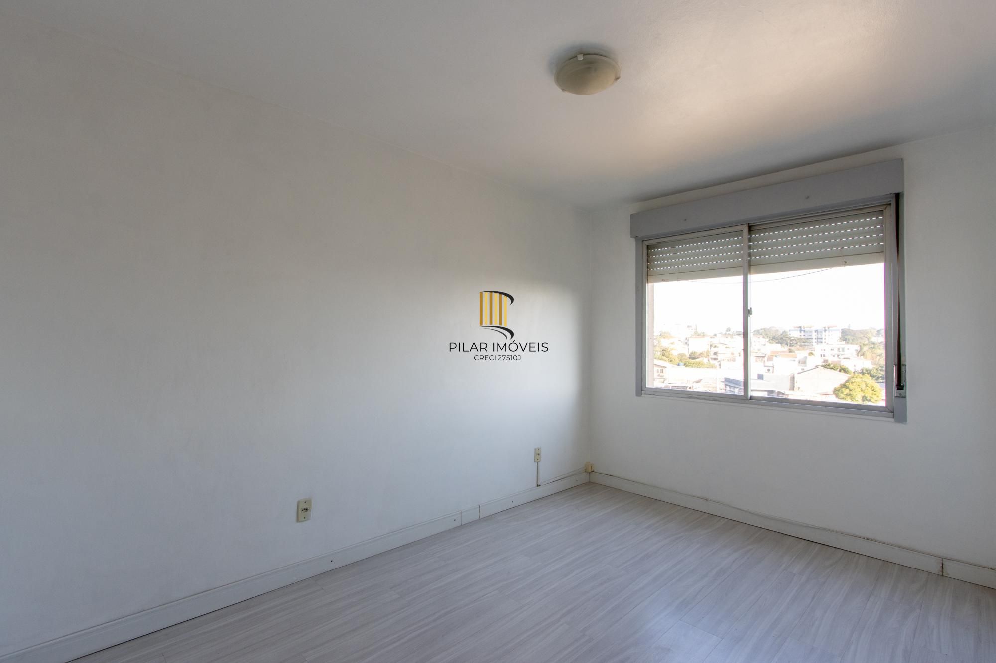Apartamento semimobiliado à venda no bairro Cristal, 2 dormitórios, 2 banheiros, 1 vaga coberta e vista livre para o Guaíba