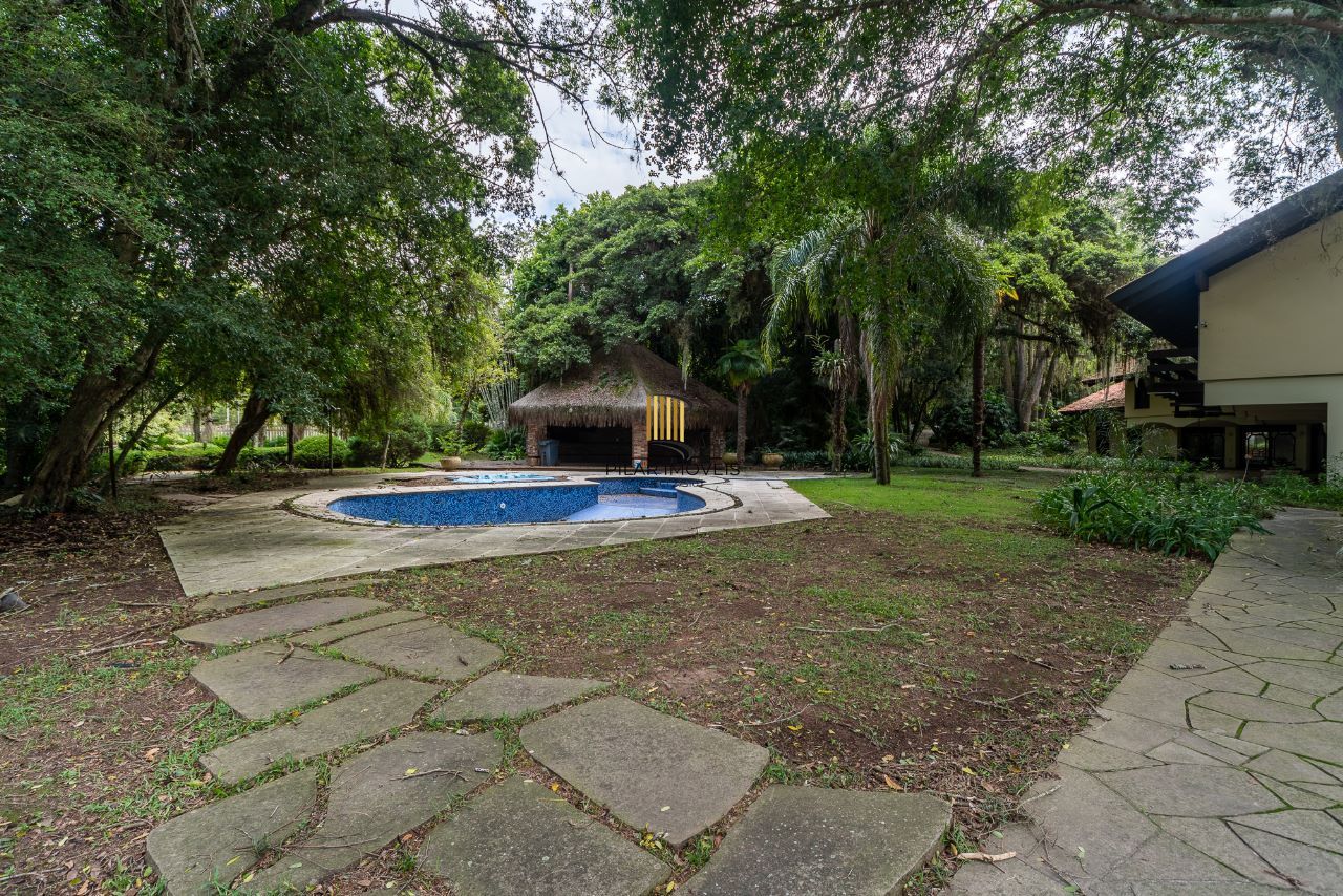Casa à venda com1981m², 13 dormitórios, 4 suítes, 30 vagas, terreno de 1,2 hectares, no bairro Pedra Redonda em Porto Alegre