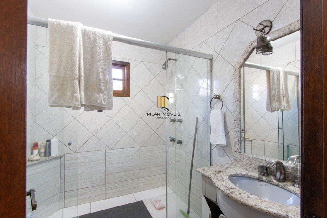 Casa para Venda - 300m², 3 dormitórios, sendo 1 suites, 4 vagas - Tristeza