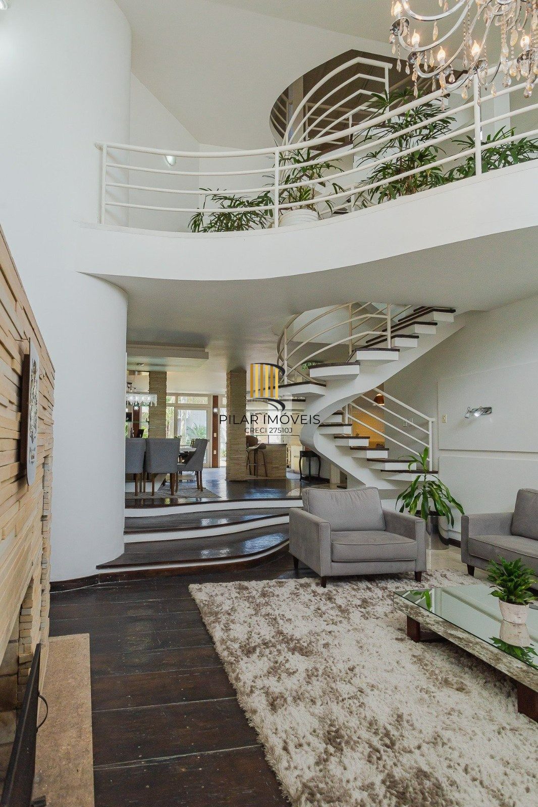 Casa Imponente com 5 Dormitórios (3 Suítes) no Bairro Chácara das Pedras