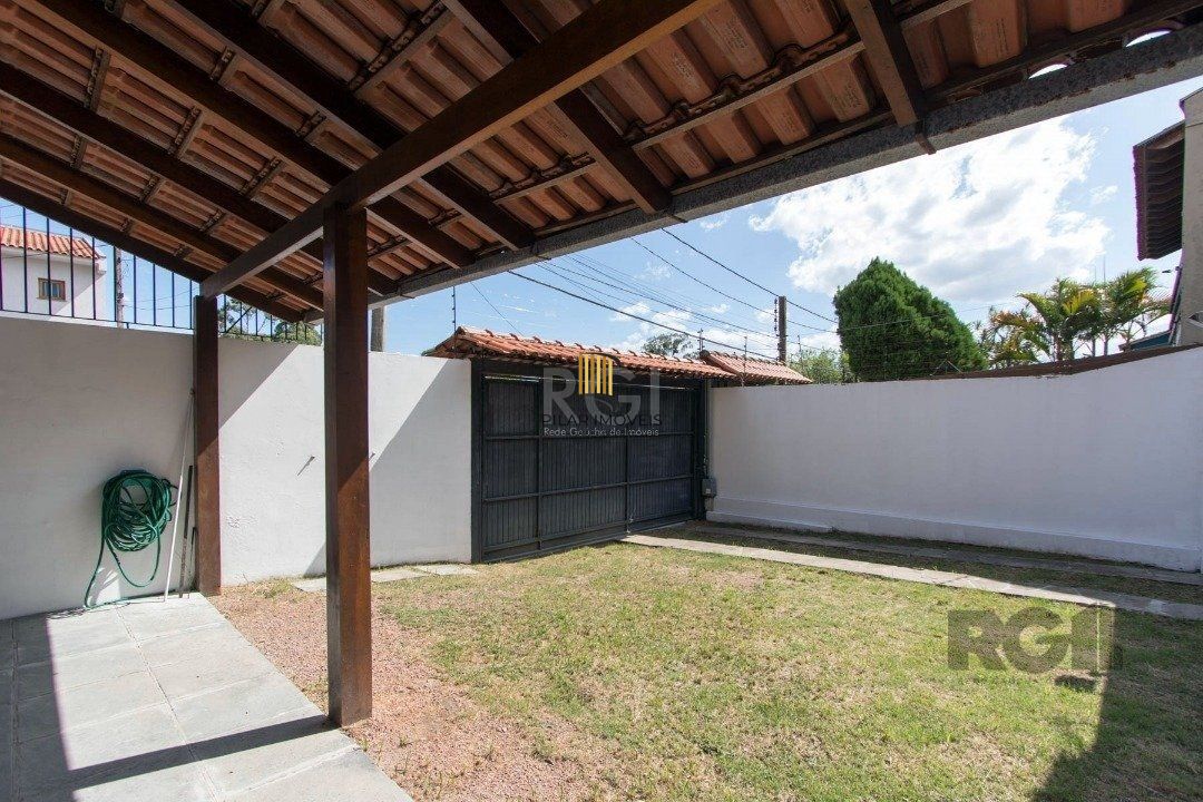 Casa 3 dormitórios no bairro Serraria