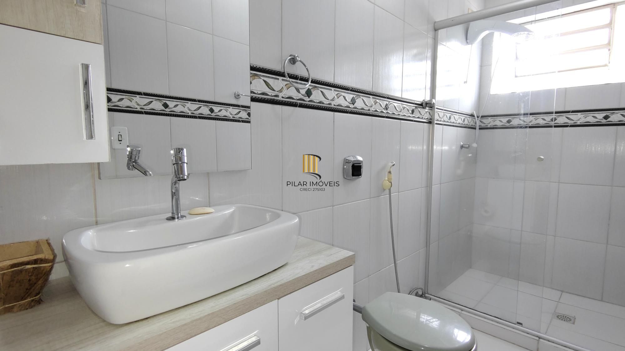 Casa de condomínio, 3 dormitórios, 1 suíte, 1 vaga coberta, no bairro Cristal.