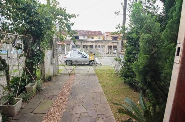 Sobrado localizado na Rua Baldoíno Bottini, 3 dormitórios, sendo 1 com sacada, 1 suíte com sacada ,1 vaga, pátio com piscina.