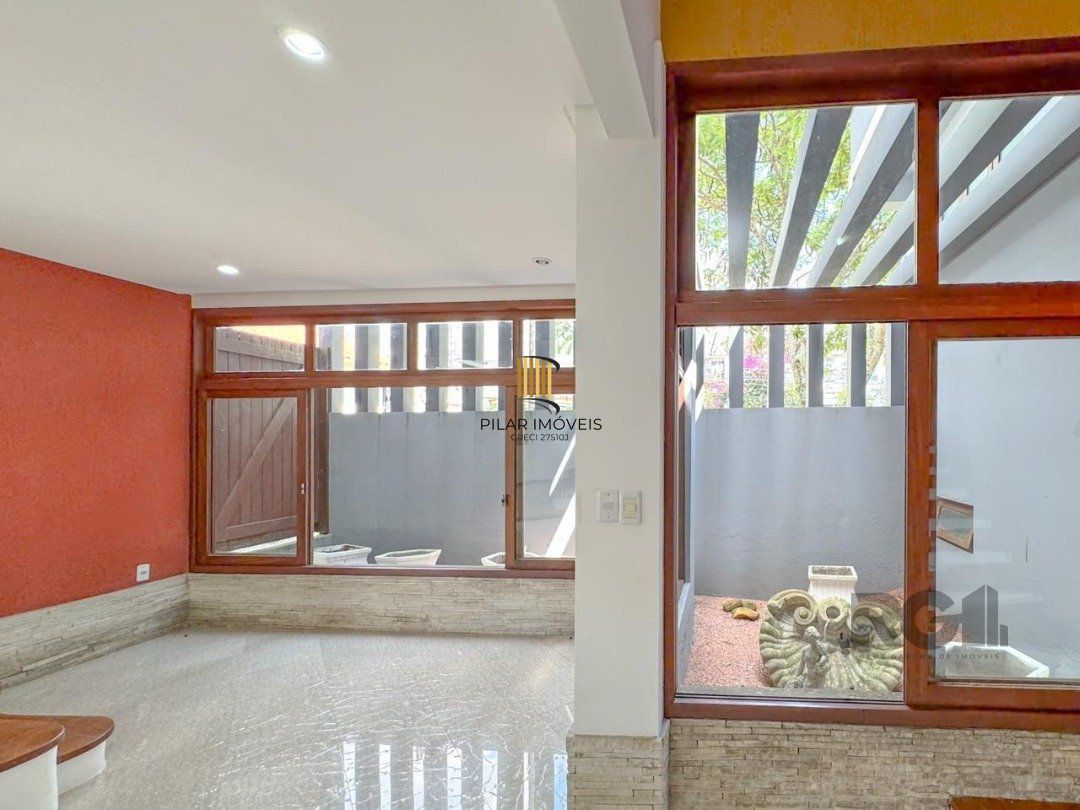 Com 4 suítes espaçosas, incluindo uma master com closet,