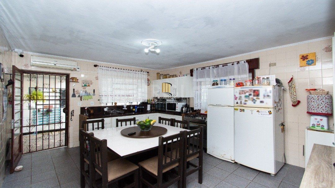 Casa para Venda - 238m², 3 dormitórios, sendo 1 suites, 3 vagas - Camaquã