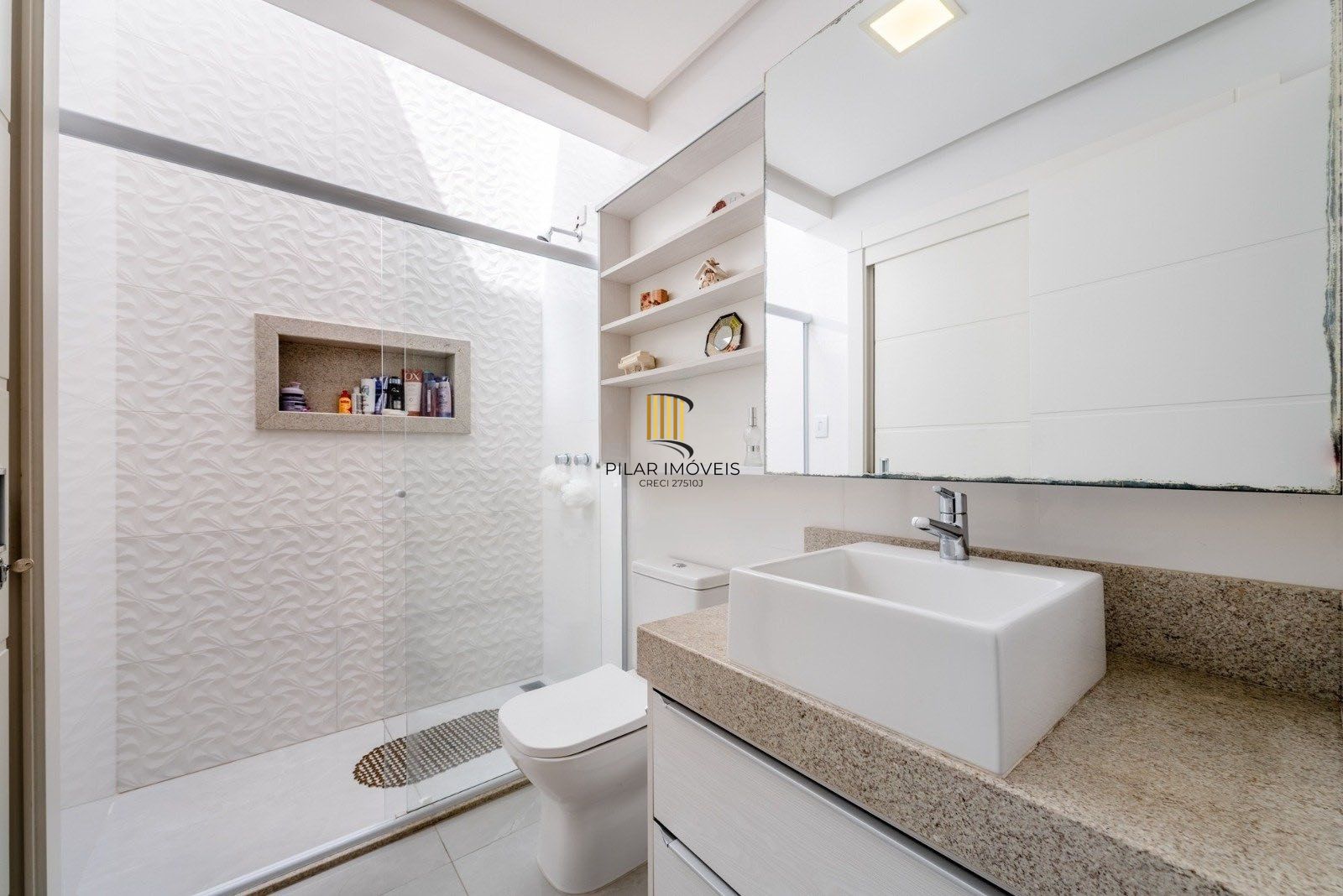 Casa em Condomínio com 228m² e 3 dormitórios, 1 suíte, 3 vagas no bairro Sarandi