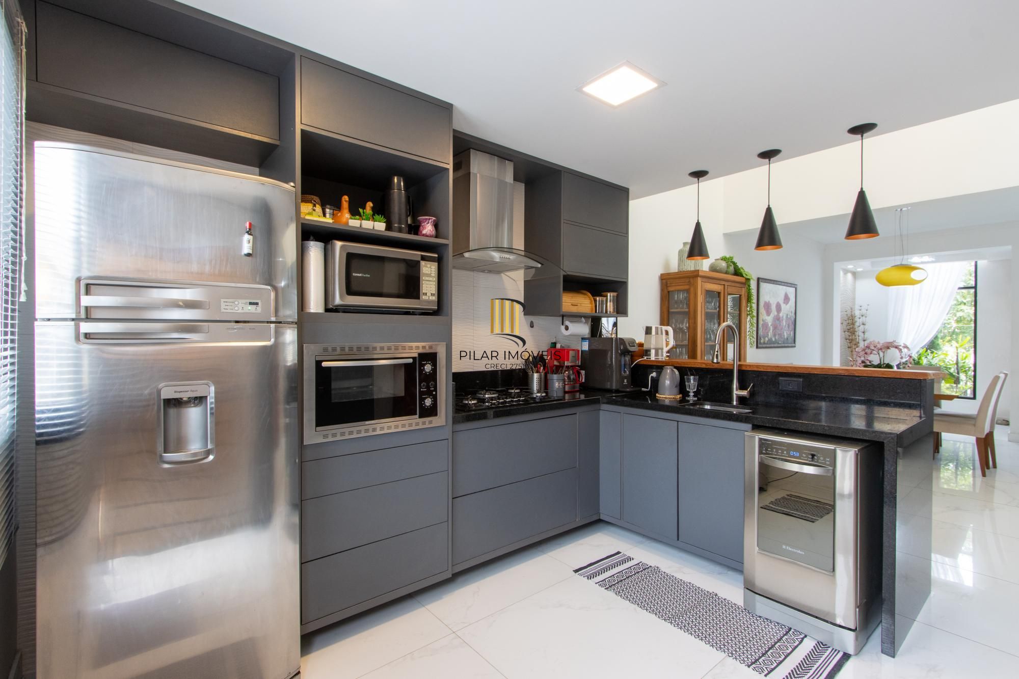 Excelente casa de alvenaria, 4 dormitórios, 2 suítes e 2 vagas de garagem.