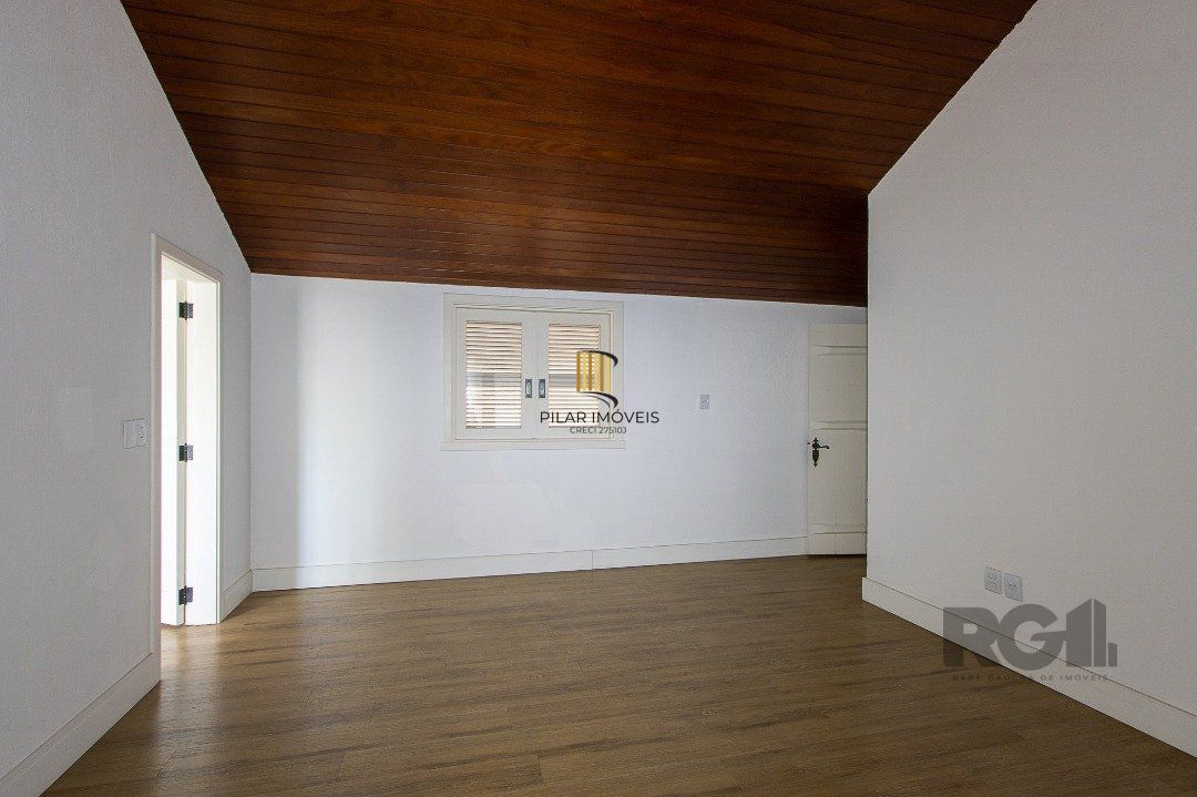 Casa Condomínio a Venda - 880m², 5 dormitórios, sendo 2 suítes, a master com lareira, 4 vagas - Cavalhada