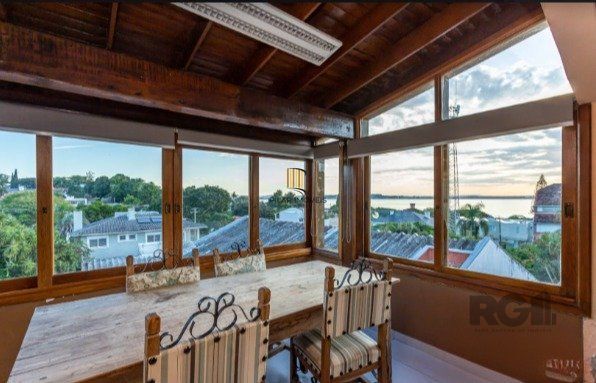 Casa no Bairro Vila Assunção com 4 dormitórios sendo 1 suíte e vista para o Guaíba