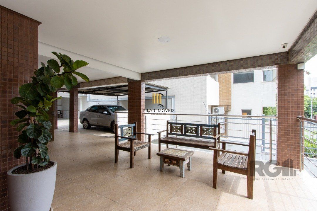 Apartamento possui 3 dormitórios, sendo 1 suíte, semi-mobiliado, com 107,27m² de área privativa, living para 2 ambientes, espaço gourmet com churrasqueira, cozinha com área de serviço; 2 vagas simples de garagem