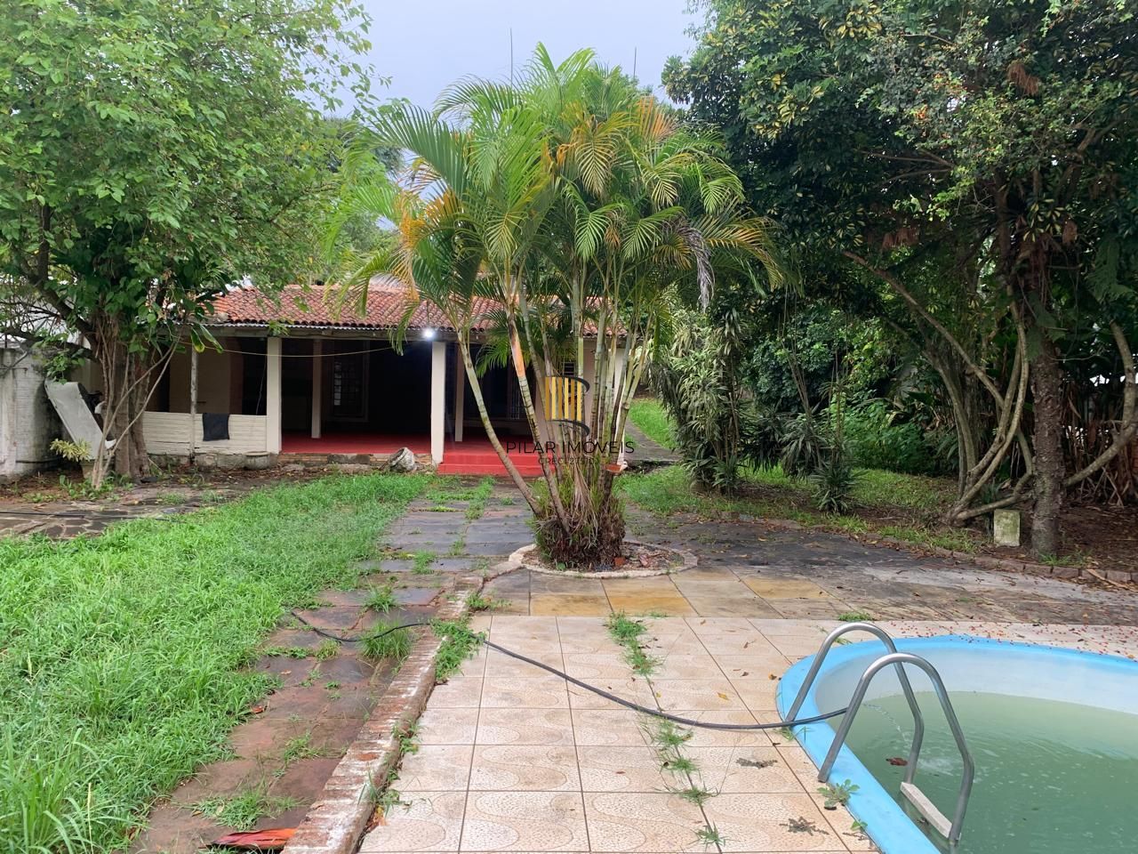Sossego e natureza em Porto Alegre: 3 quartos, piscina e quase 2000m² de área