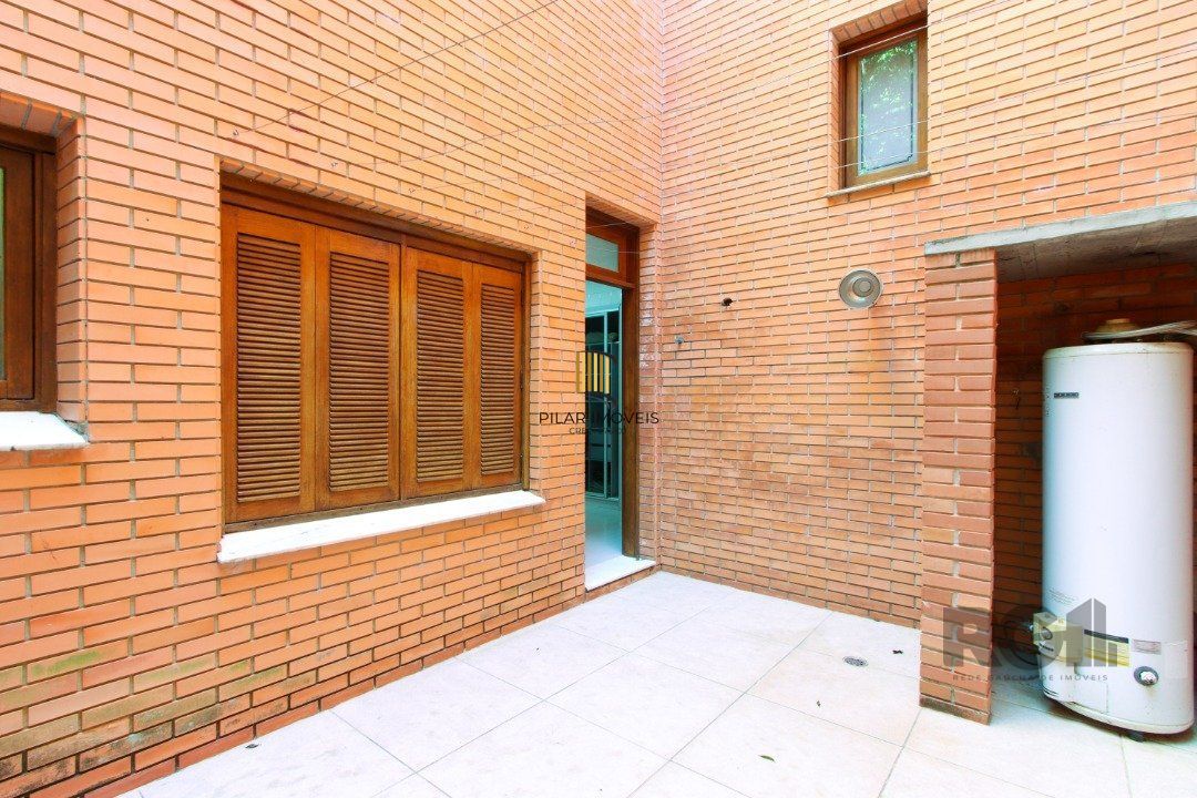 Casa com 4 dormitórios, sendo 1 suíte, com 2 vagas cobertas, no bairro Nonoai, Porto Alegre, RS