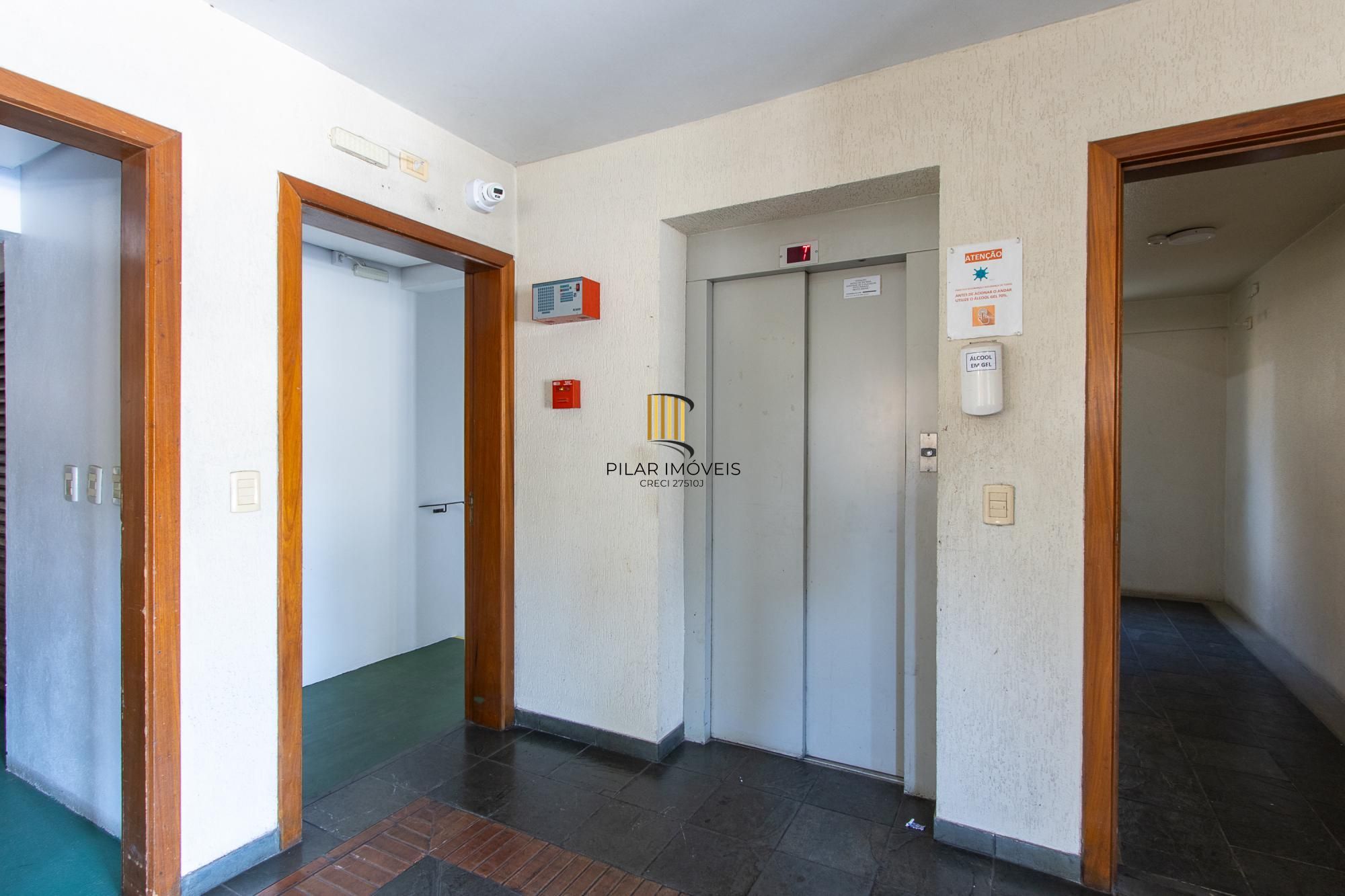 Apartamento de 2 dormitórios, 1 suíte e 2 vagas de garagem no bairro Tristeza.