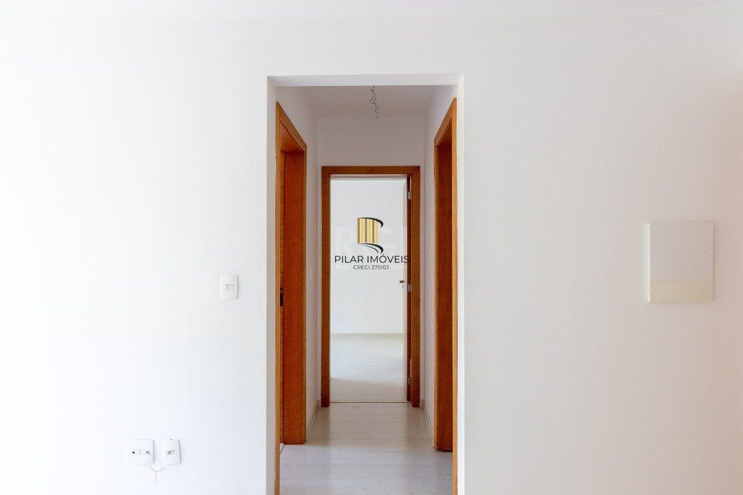 Apartamento de dois dormitórios, uma suíte, living, cozinha com churrasqueira, área de serviço, banheiro social e uma vaga de garagem.