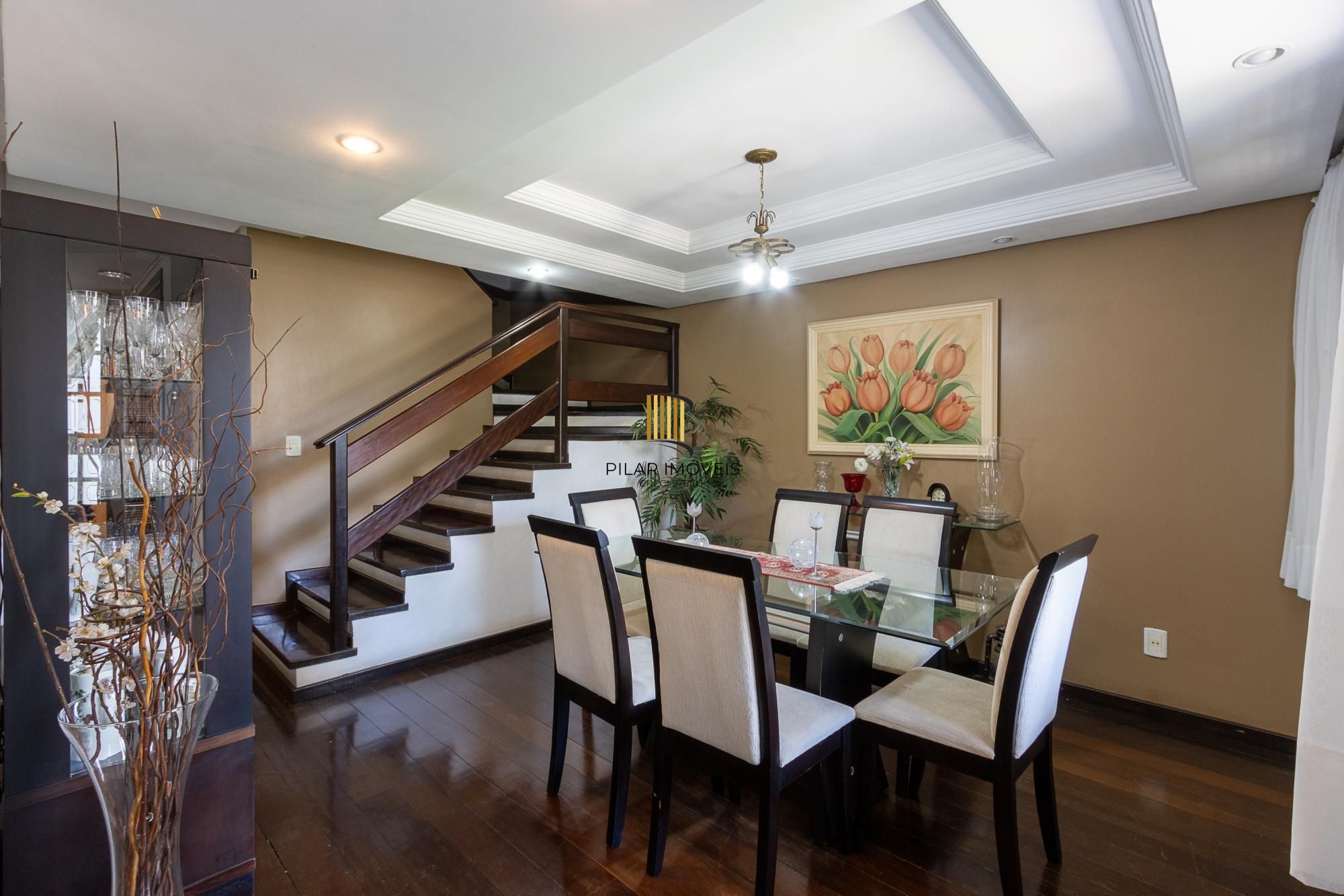 Sobrado, 3 quartos, 2 vagas, pátio com piscina - Bairro Nonoai