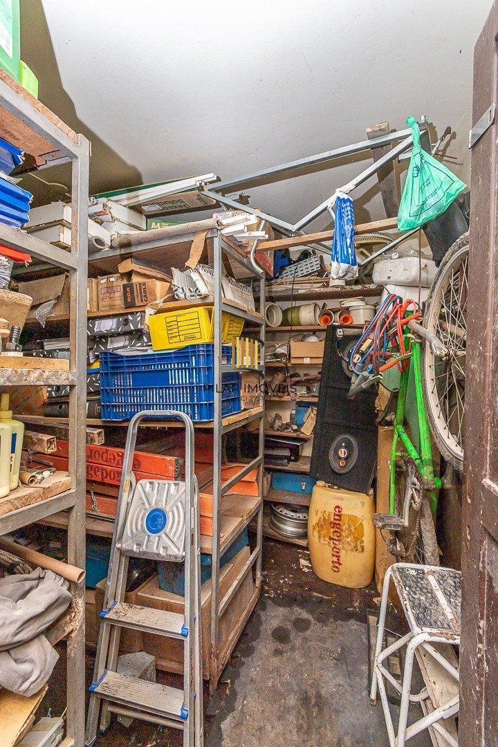 Casa  4 dormitórios, sendo 1 suíte no bairro Menino Deus em Porto Alegre