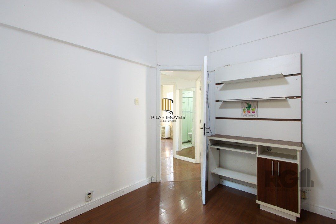 Apartamento semi-mobiliado, possui 3 dormitórios, sendo 1 suíte