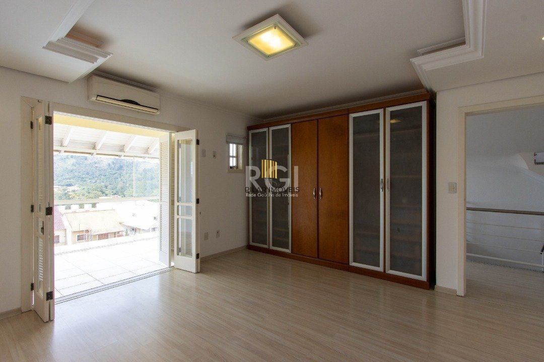 Uma suíte, estar íntimo, living 2 ambientes, lareira, lavabo, cozinha mobiliada,
