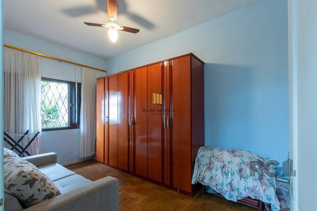 Casa térrea, 2 quartos, 2 vagas, edicula com 1 quarto e um banheiro - Bairro Tristeza