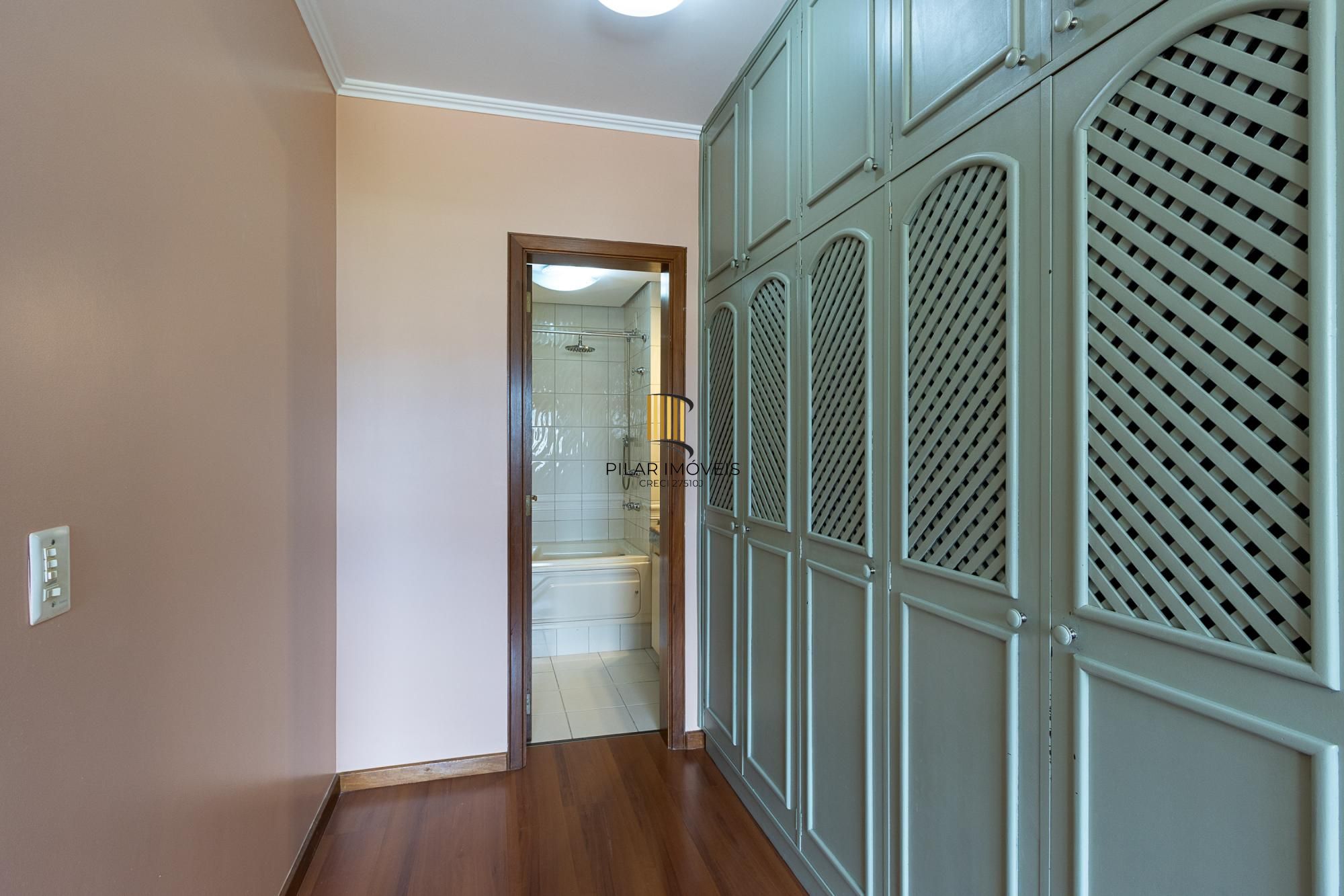 Apartamento 3 quartos, 1 suite, dependência, sacada com churrasqueira, 2 vagas - Bairro Menino Deus