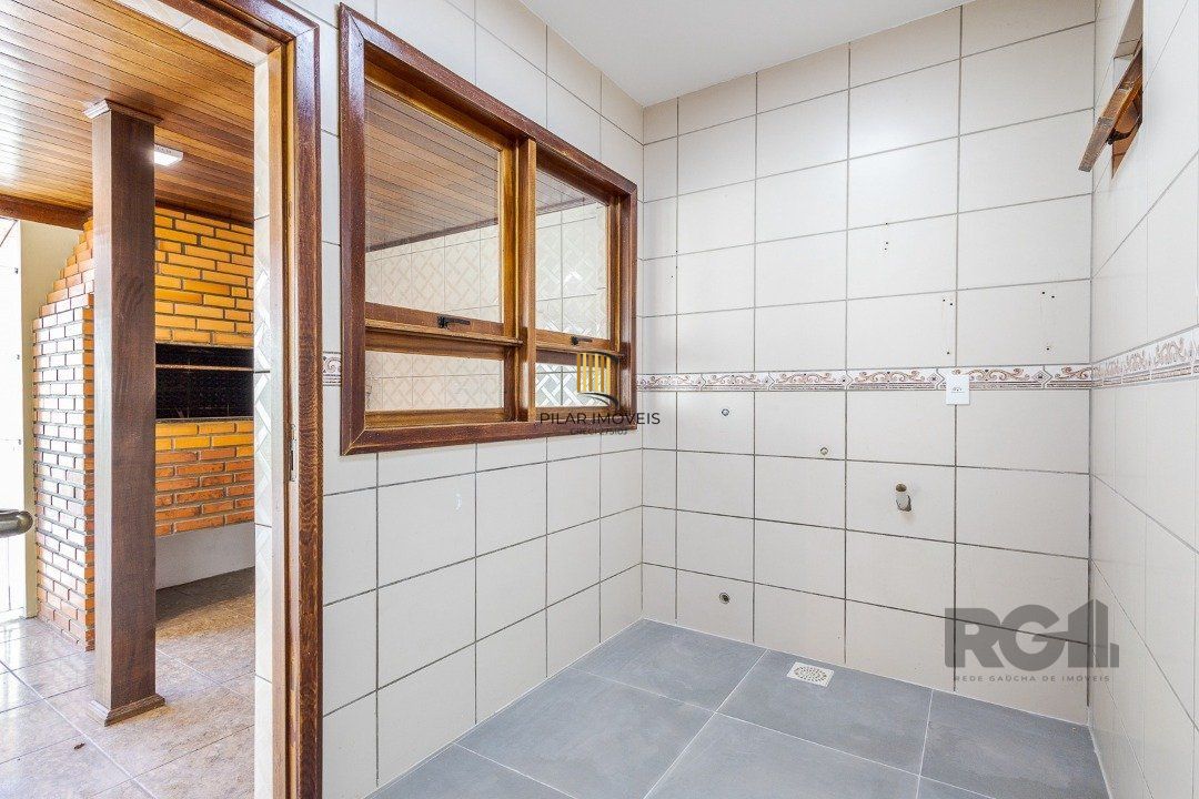 Casa 103m² - 3 dormitórios, 1 suíte, piscina, 2 vagas no bairro Hípica