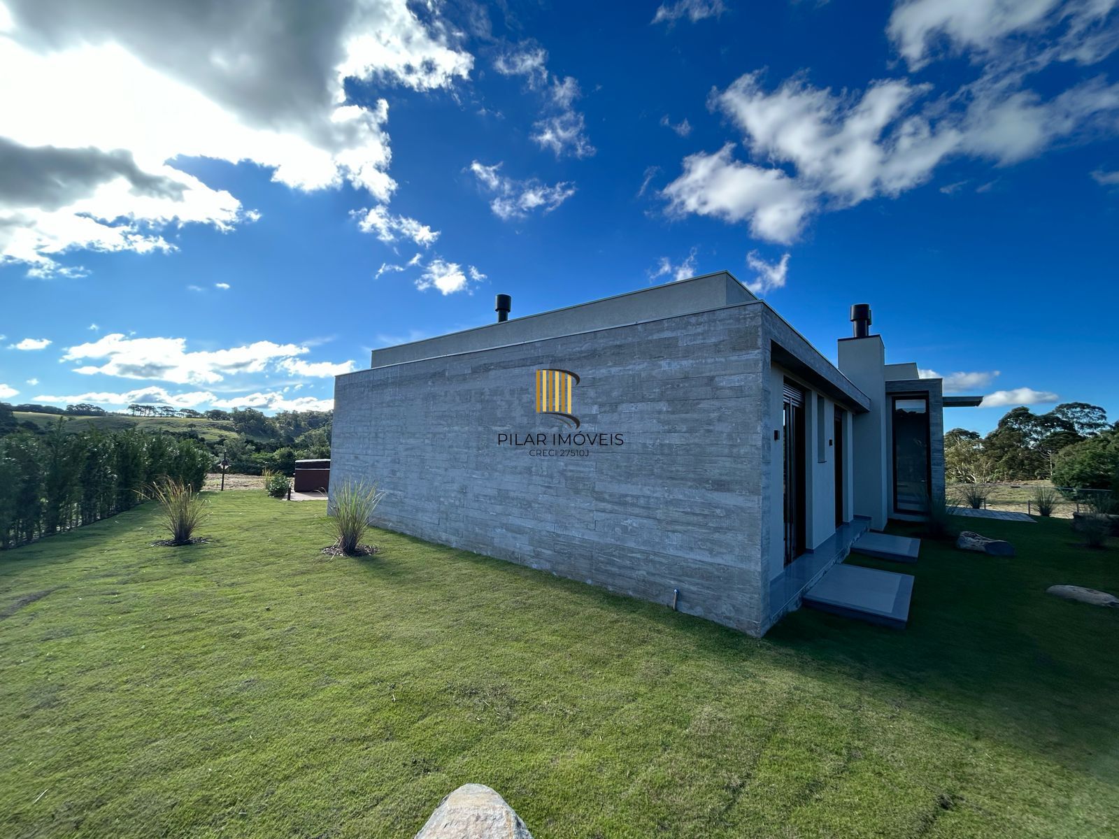 Casa de condomínio, 3 dormitórios, 3 suítes, 2 vagas de garagem.