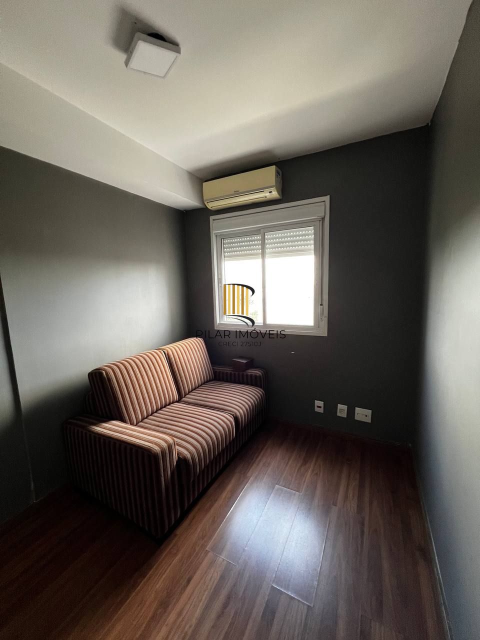 Apartamento de 3 dormitórios transformado em 2, 1 suíte e living com churrasqueira.