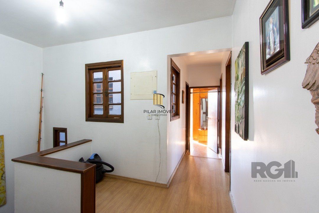 Casa para Venda - 300m², 3 dormitórios, sendo 1 suites, 4 vagas - Tristeza