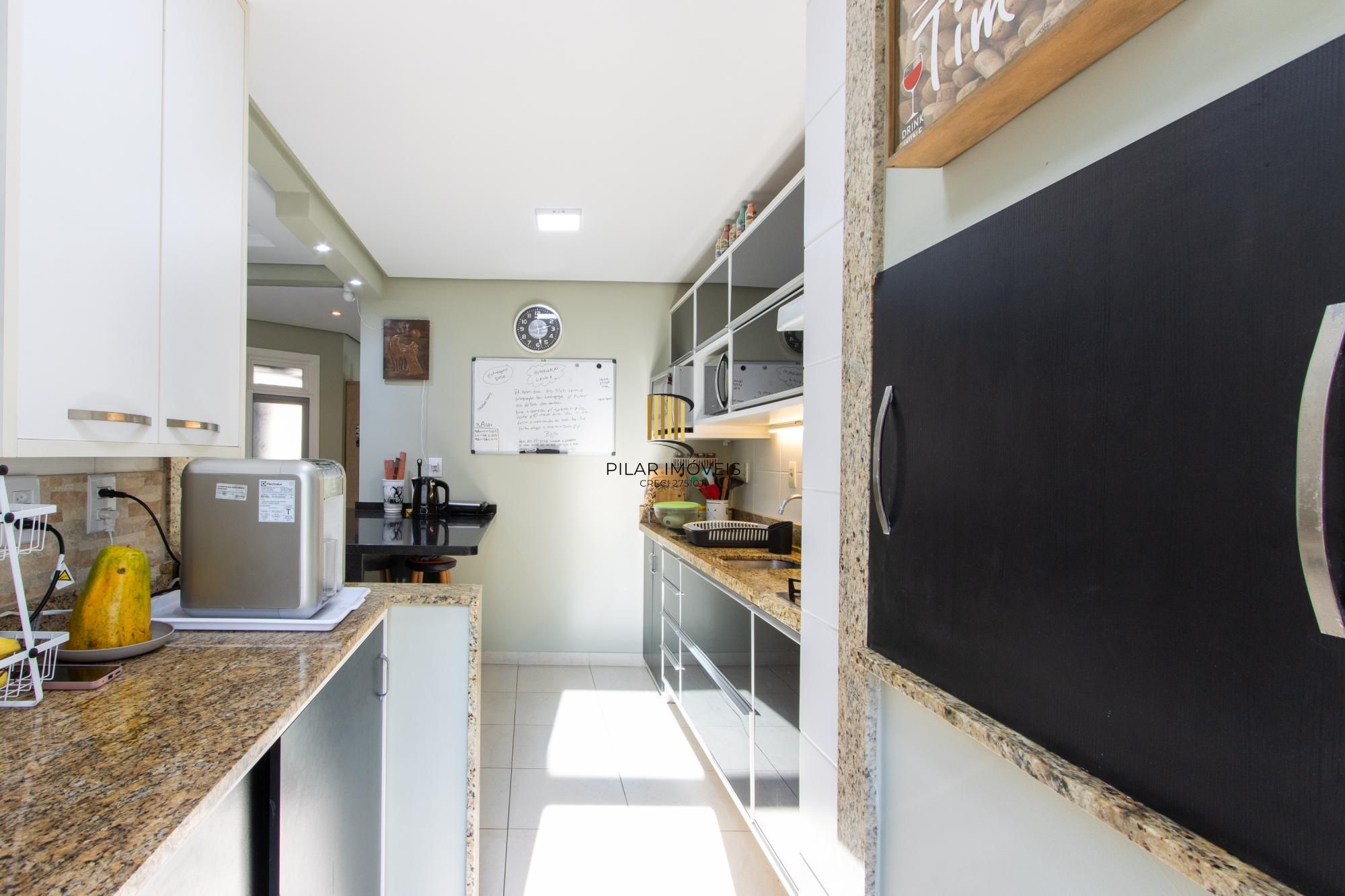 Casa em condomínio, com 3 quartos, com suíte, 2 vagas cobertas, churrasqueira, no Bairro Nonoai.