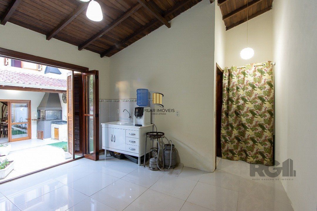 Casa para Venda - 300m², 5 dormitórios, sendo 1 suites, 4 vagas - Portal do Guarujá
