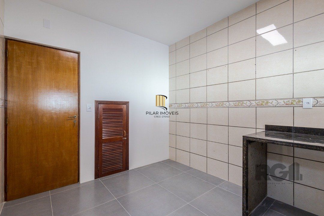 Casa 103m² - 3 dormitórios, 1 suíte, piscina, 2 vagas no bairro Hípica