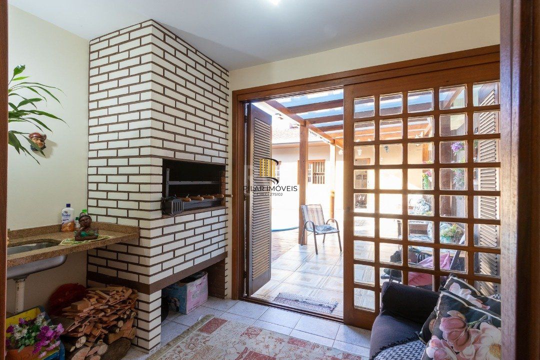 Casa a venda com piscina, 4 quartos, sendo 1 suite, 3 vagas