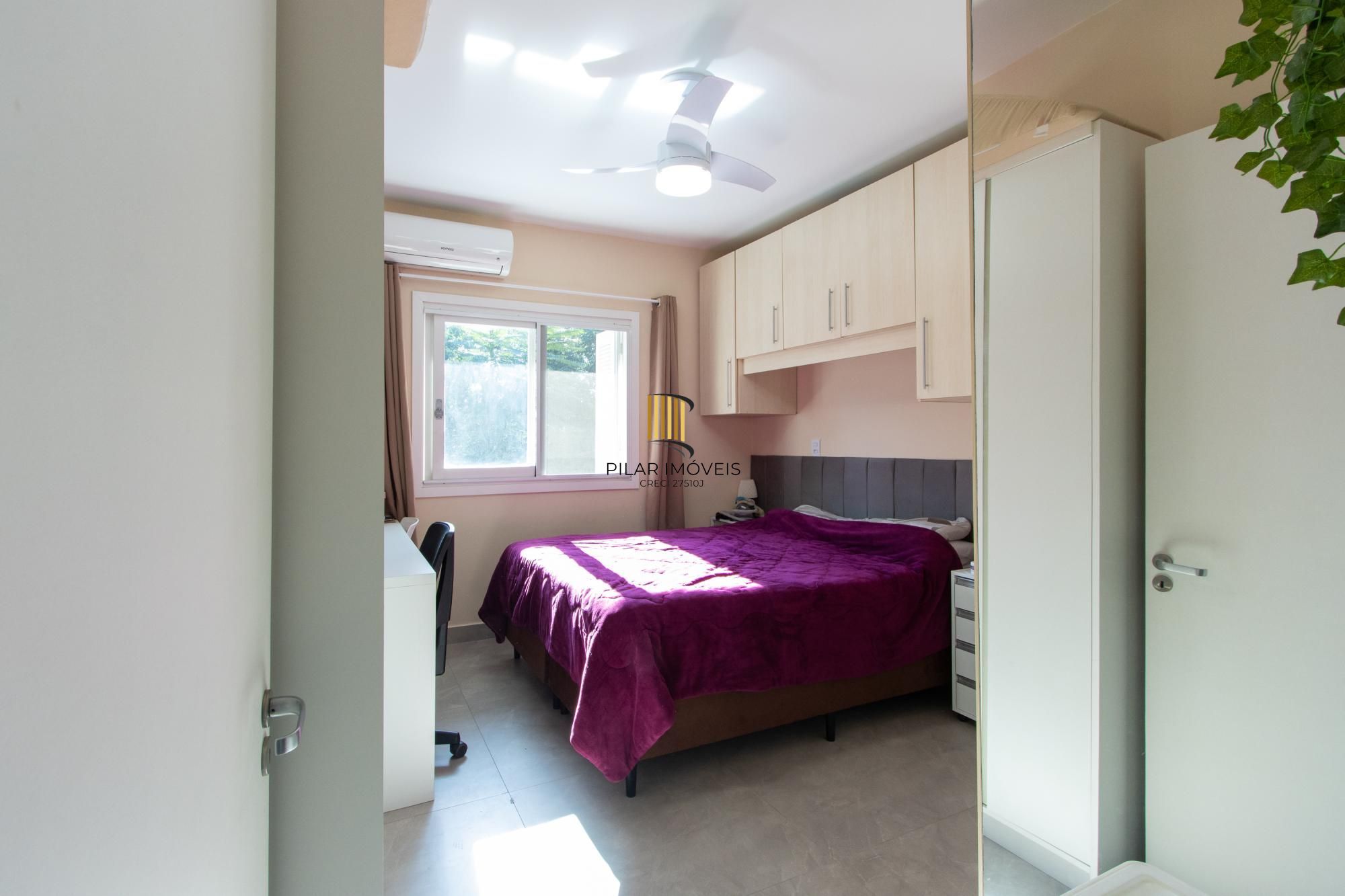 Casa em condomínio, com 3 quartos, com suíte, 2 vagas cobertas, churrasqueira, no Bairro Nonoai.
