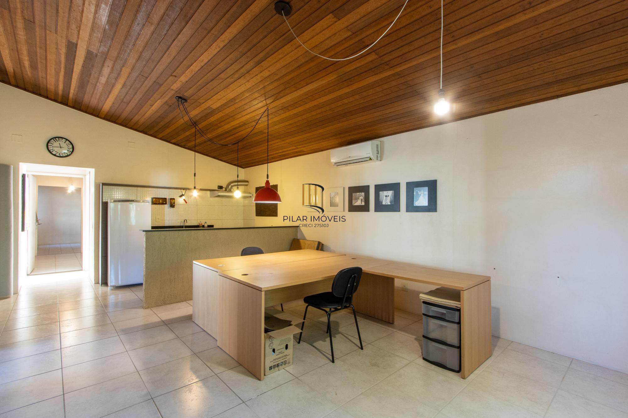 Casa de Alvenaria, possui 3 dormitórios, uma suíte, hall de entrada, lavabo,  living com lareira, cozinha ampla com armários, área gourmet com churrasqueira, corredor, pátio e 4 vagas de garagem, uma construção em anexo que possui hall de entrada, lavabo, living, cozinha, escritório, banheiro social
