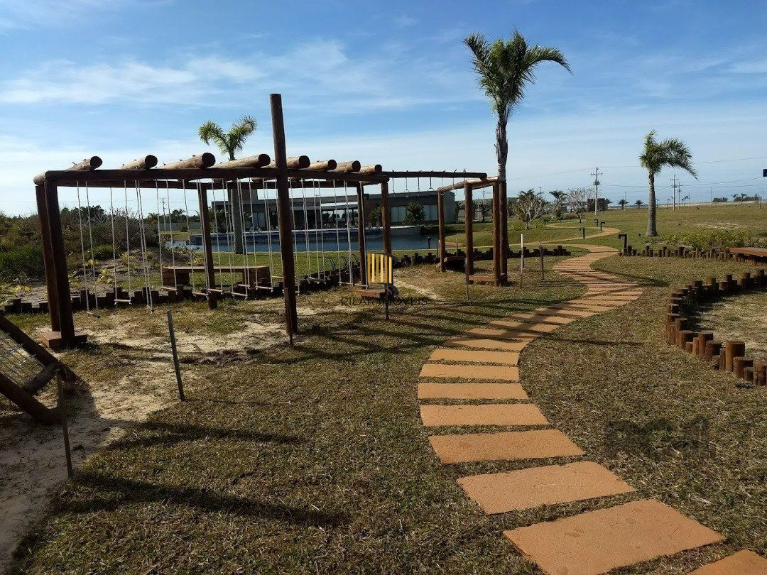 Lote ESPECIAL A VENDA com 300m² (12x25) frente leste junto a infraestrutura principal do condomínio. Pronto para construir com apenas 30% de entrada e saldo em até 24x com correção somente pelo INCC.