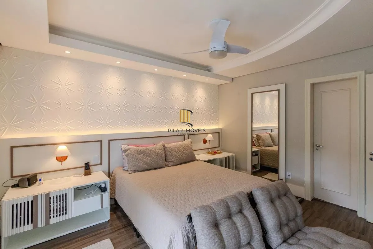 Apartamento com 3 dormitórios, 2 vagas e 231.61m² - Bairro Menino Deus