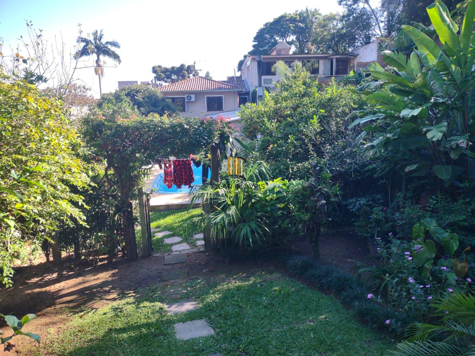 Casa com 4 quartos, suíte, piscina, lareira, churrasqueira em um terreno de 616m².