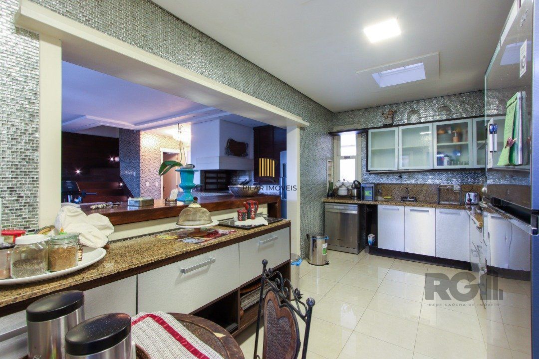 Casa com 327m² de área privativa, oferecendo 3 dormitórios, sendo 3 suítes