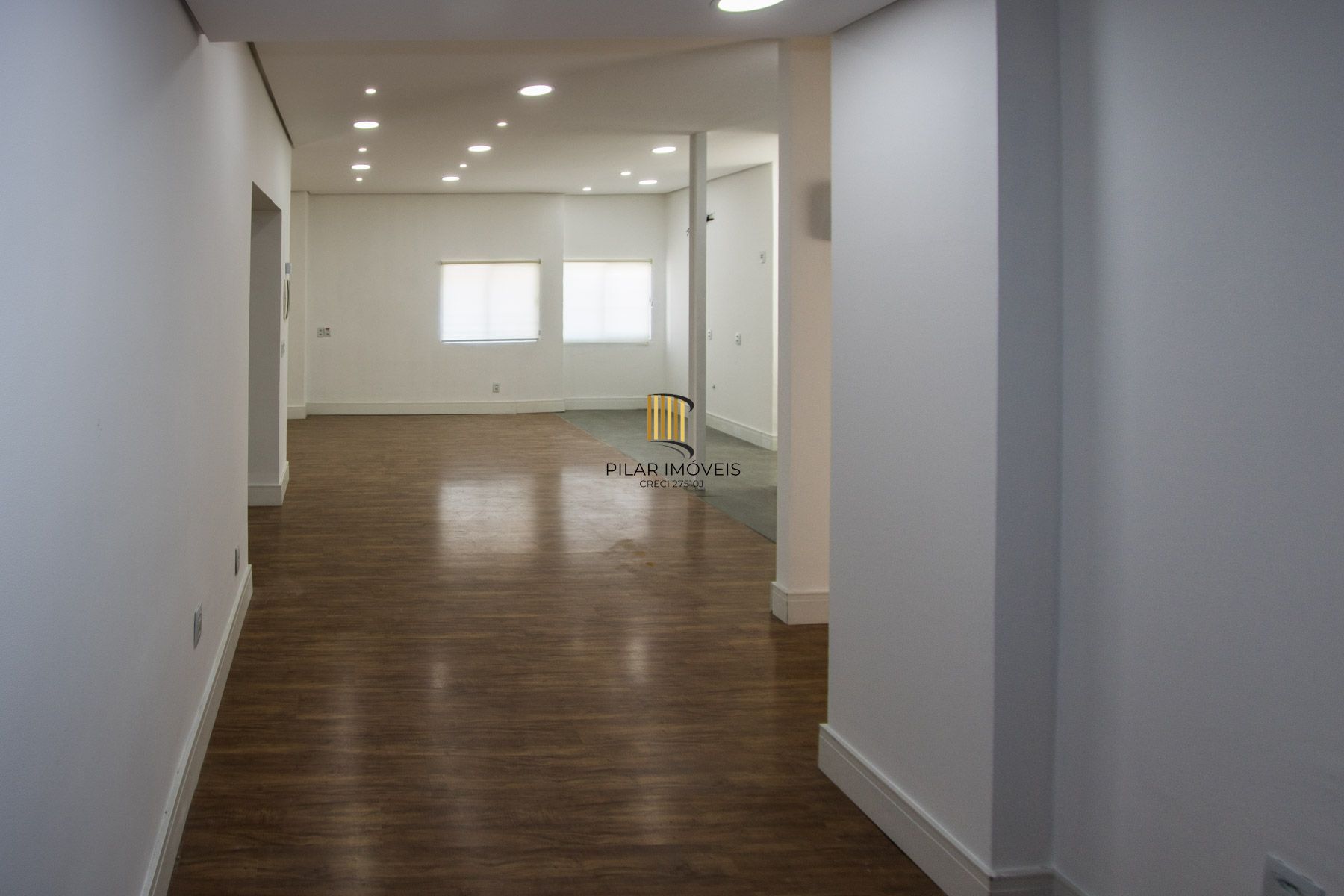 Casa comercial com aproximadamente 157m² privativos