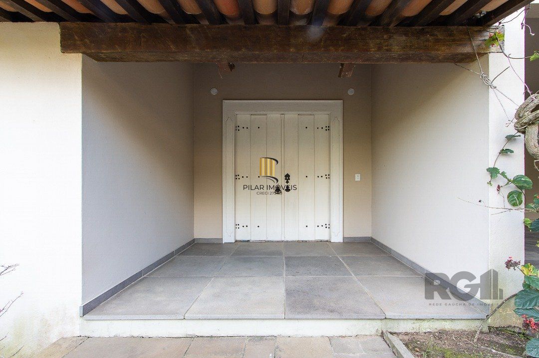 Casa Condomínio a Venda - 880m², 5 dormitórios, sendo 2 suítes, a master com lareira, 4 vagas - Cavalhada