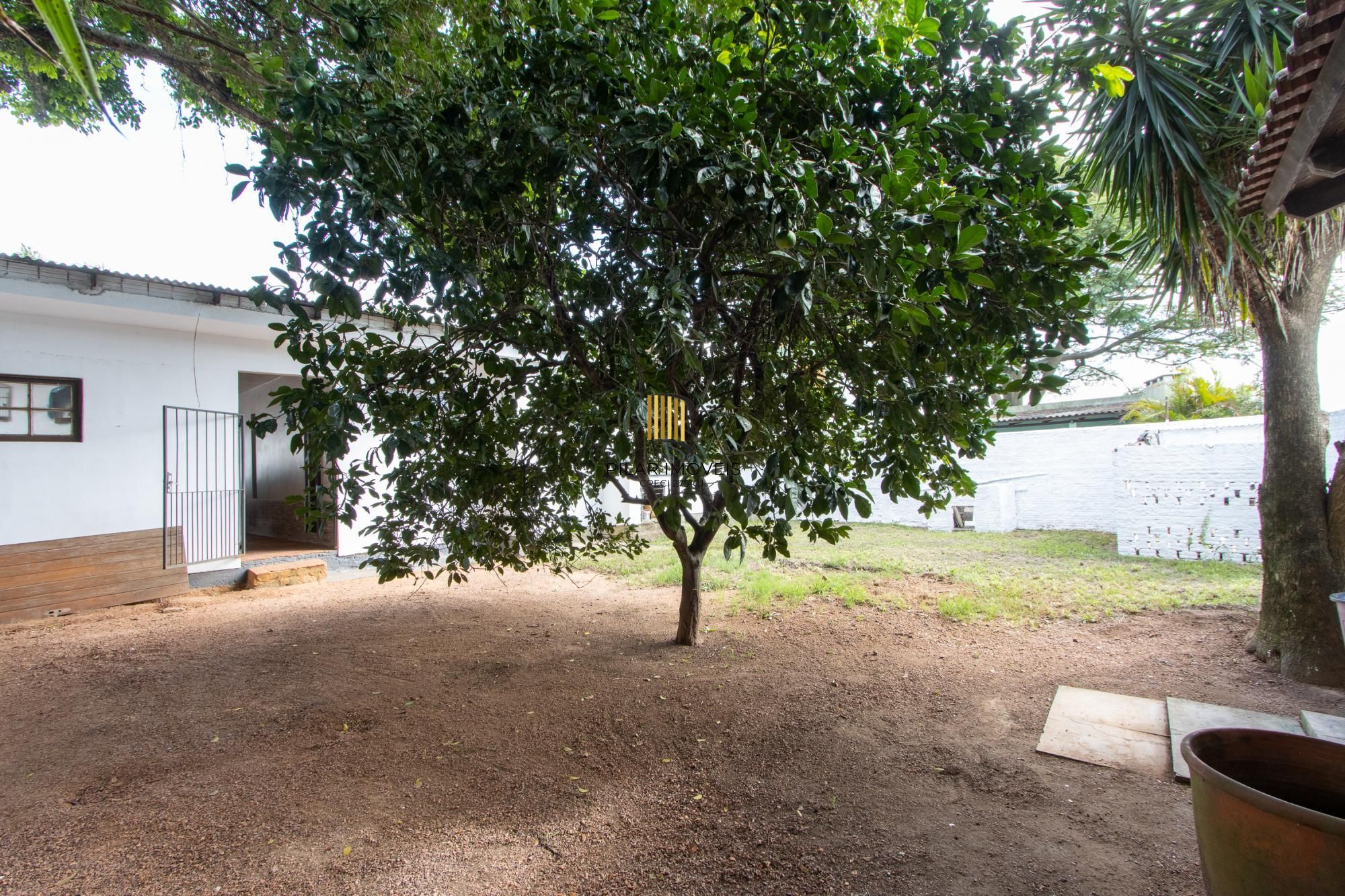Casa em Vila Nova, Porto Alegre! Com 160m² de área privativa e um total de 899m²