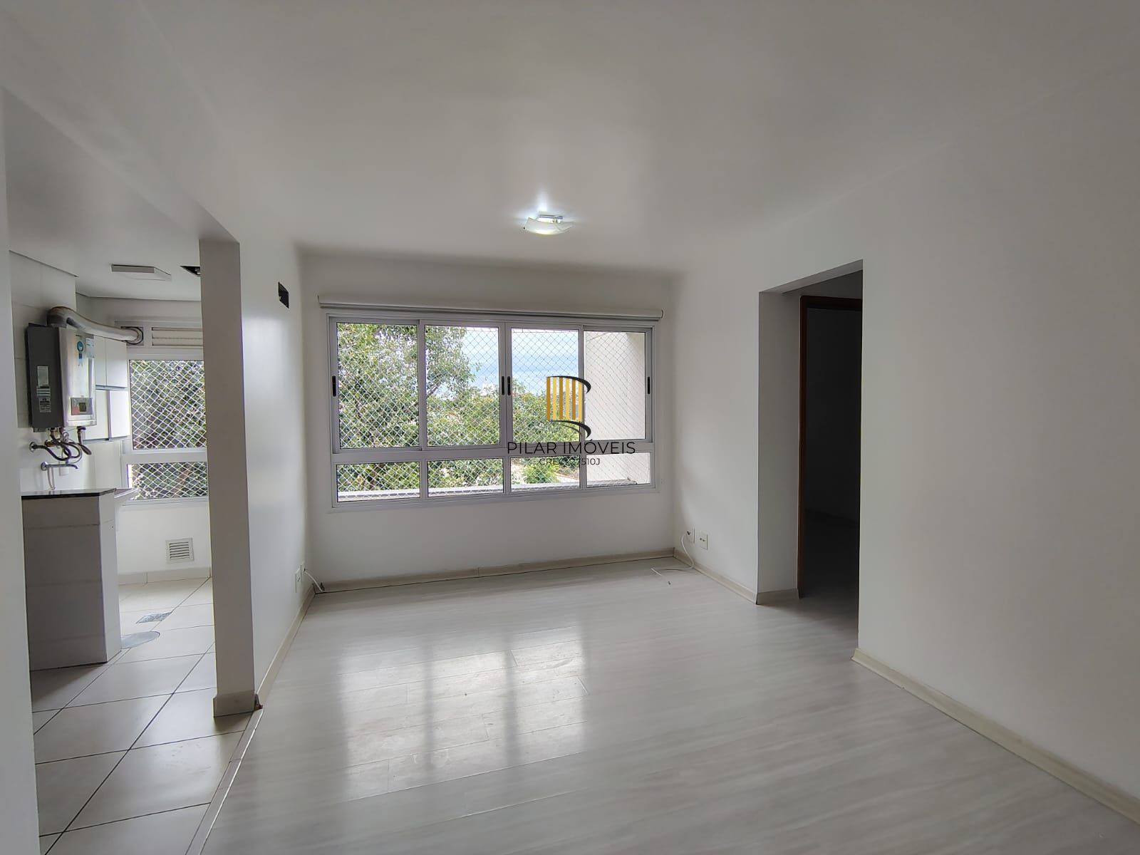 Apartamento de 2 dormitórios, living, cozinha planejada, área de serviço, banheiro social e 1 vaga de garagem escriturada.