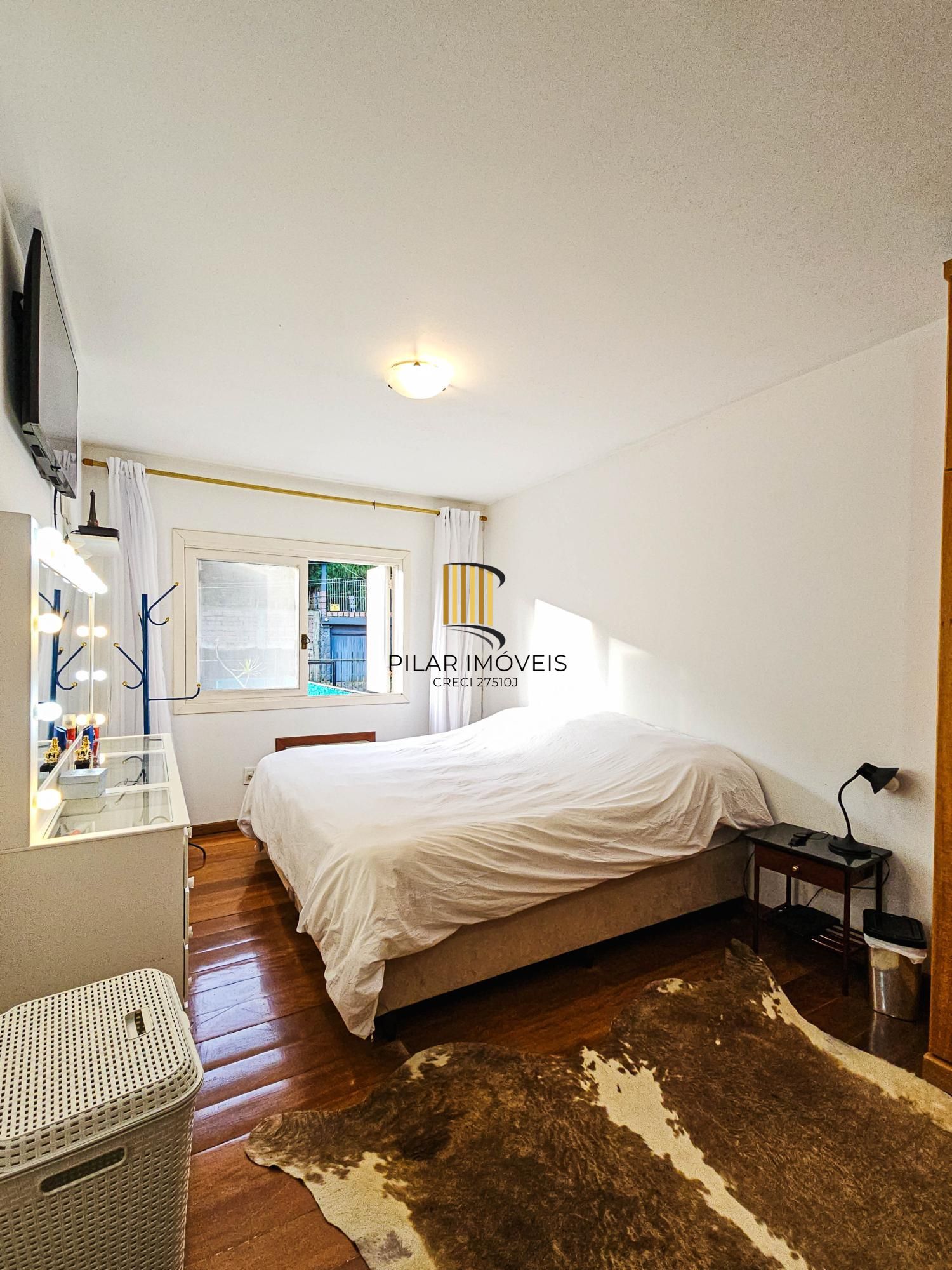 Casa na Vila Conceição, 3 dormitórios, 1 suíte, churrasqueira, lareira, 4 vagas, piscina aquecida e vista perene para o Rio.